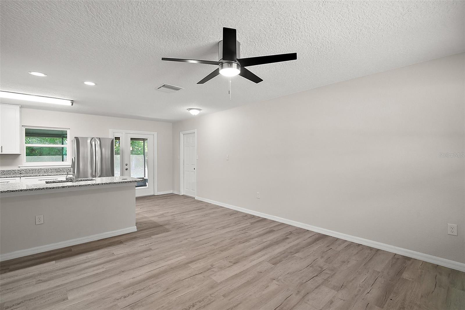Image 3 of 24 For 525 Oak Drive