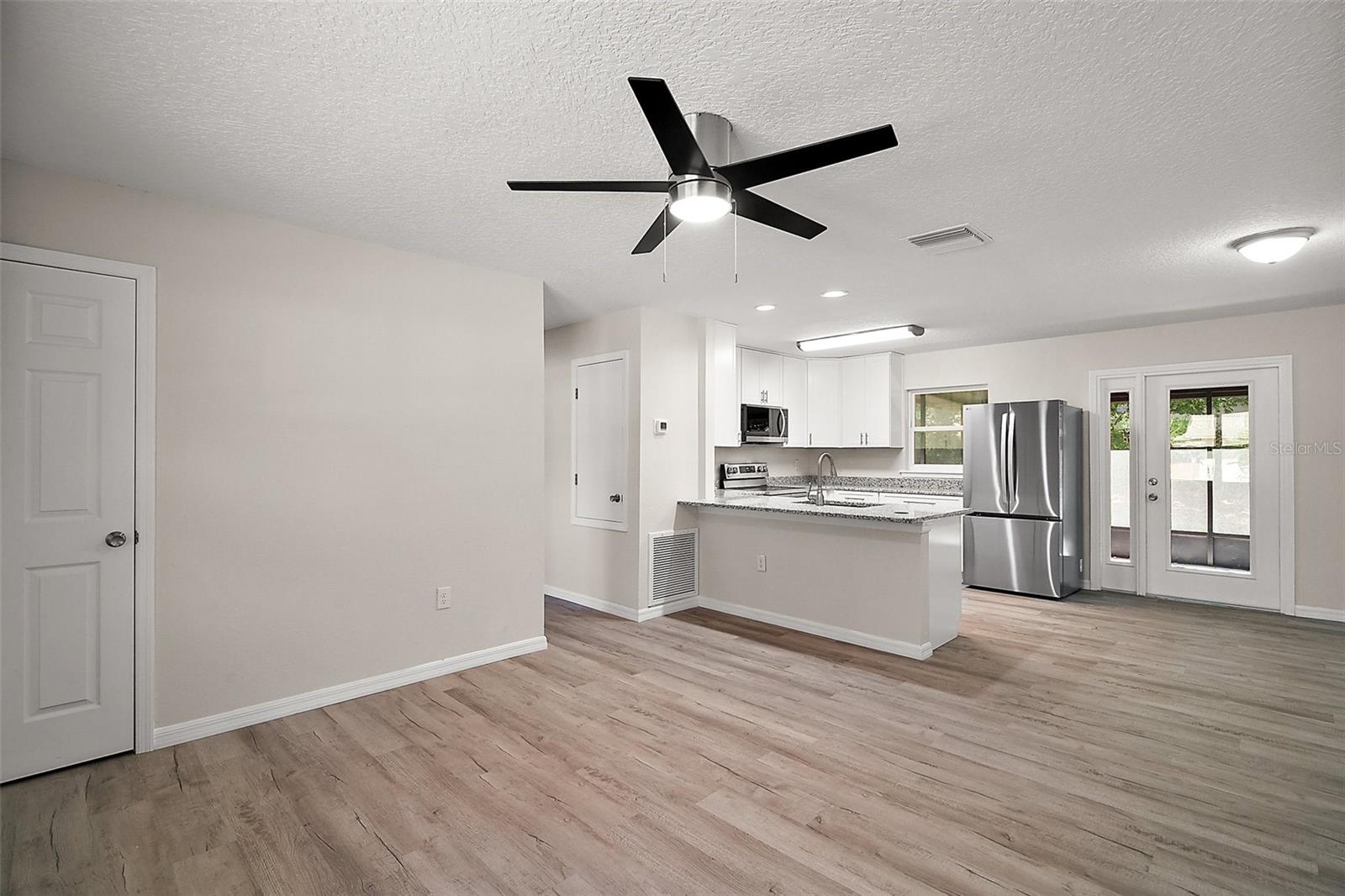 Image 4 of 24 For 525 Oak Drive