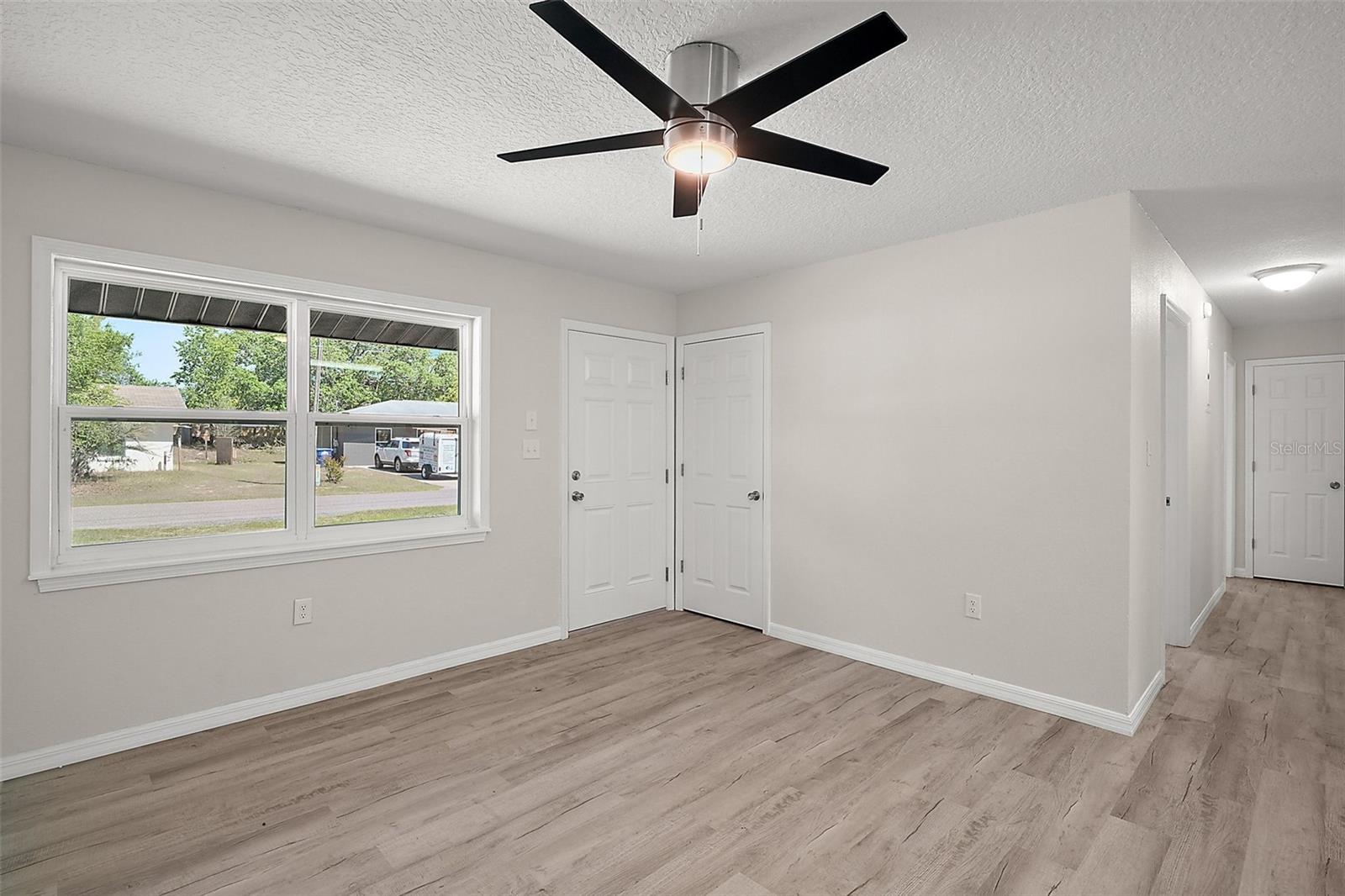 Image 5 of 24 For 525 Oak Drive