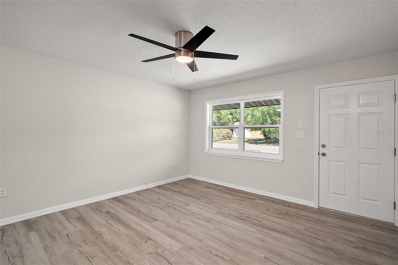 Image 6 of 24 For 525 Oak Drive