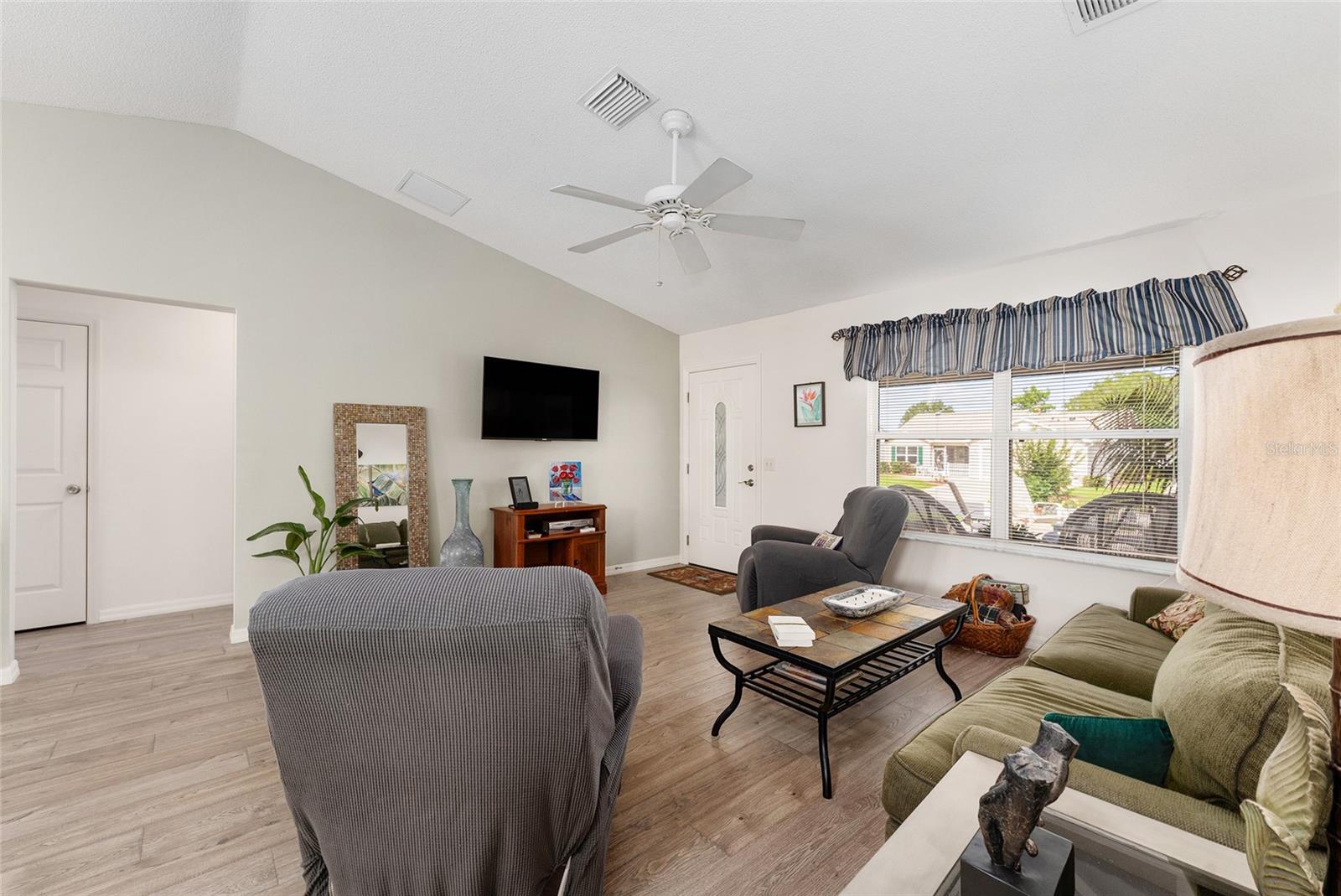Image 11 of 53 For 965 Eastmont Court
