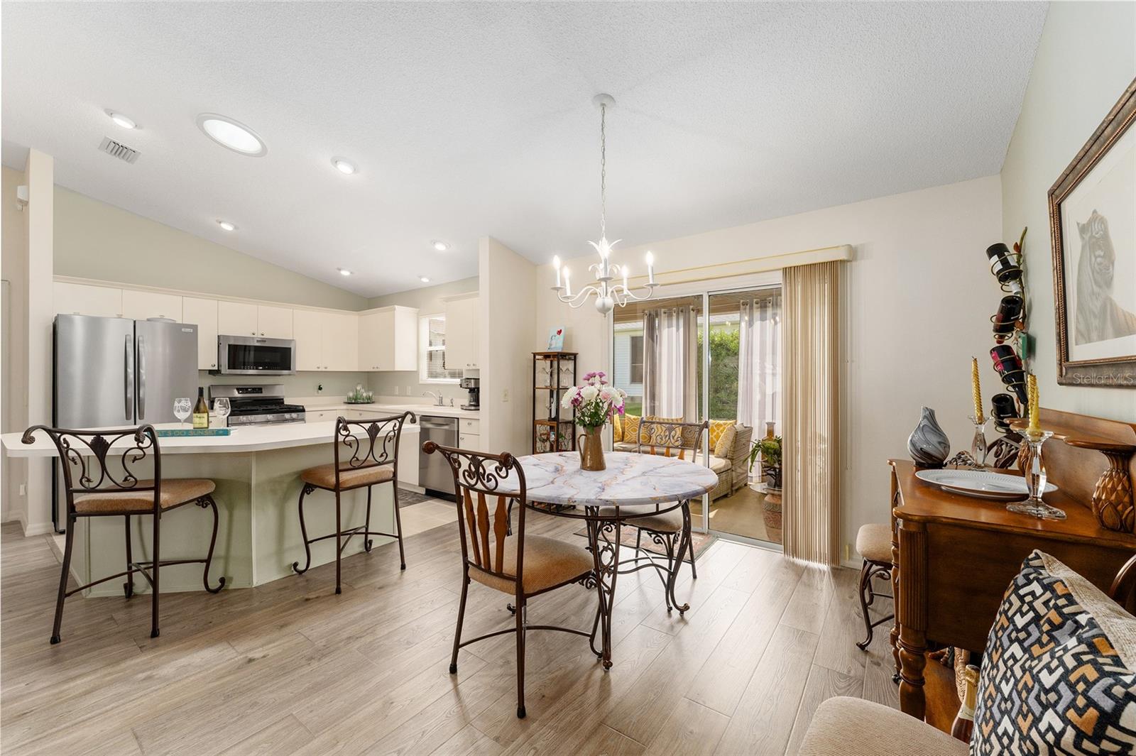 Image 15 of 53 For 965 Eastmont Court