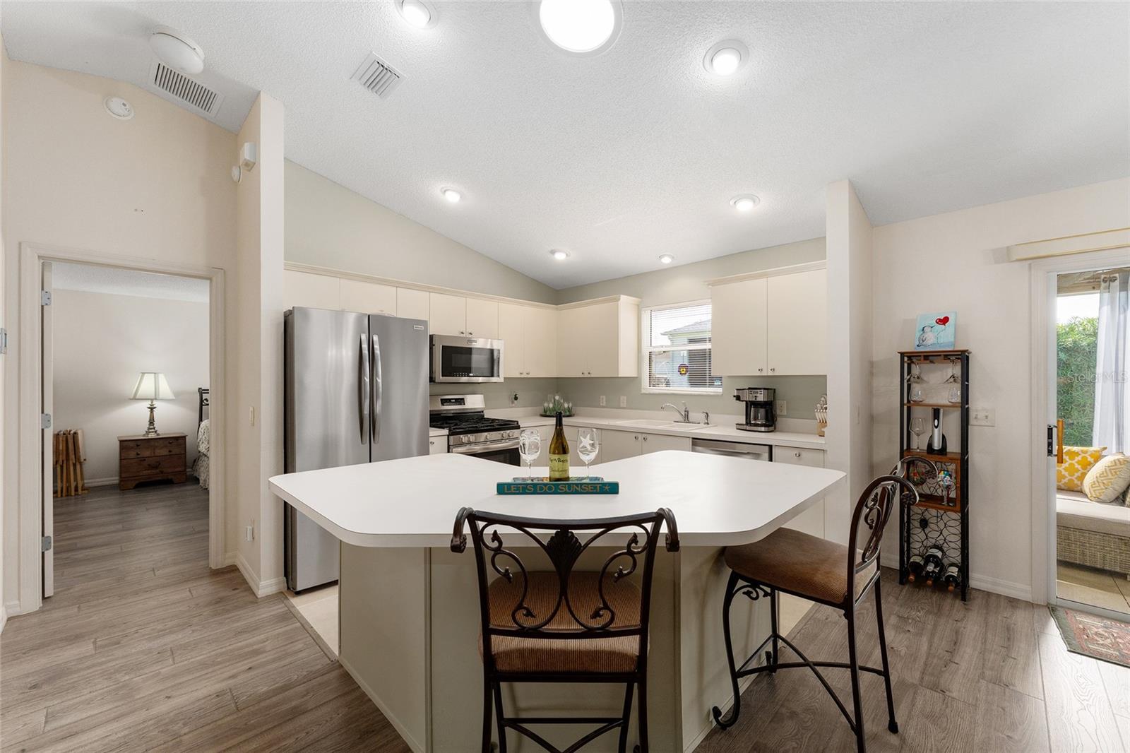 Image 17 of 53 For 965 Eastmont Court
