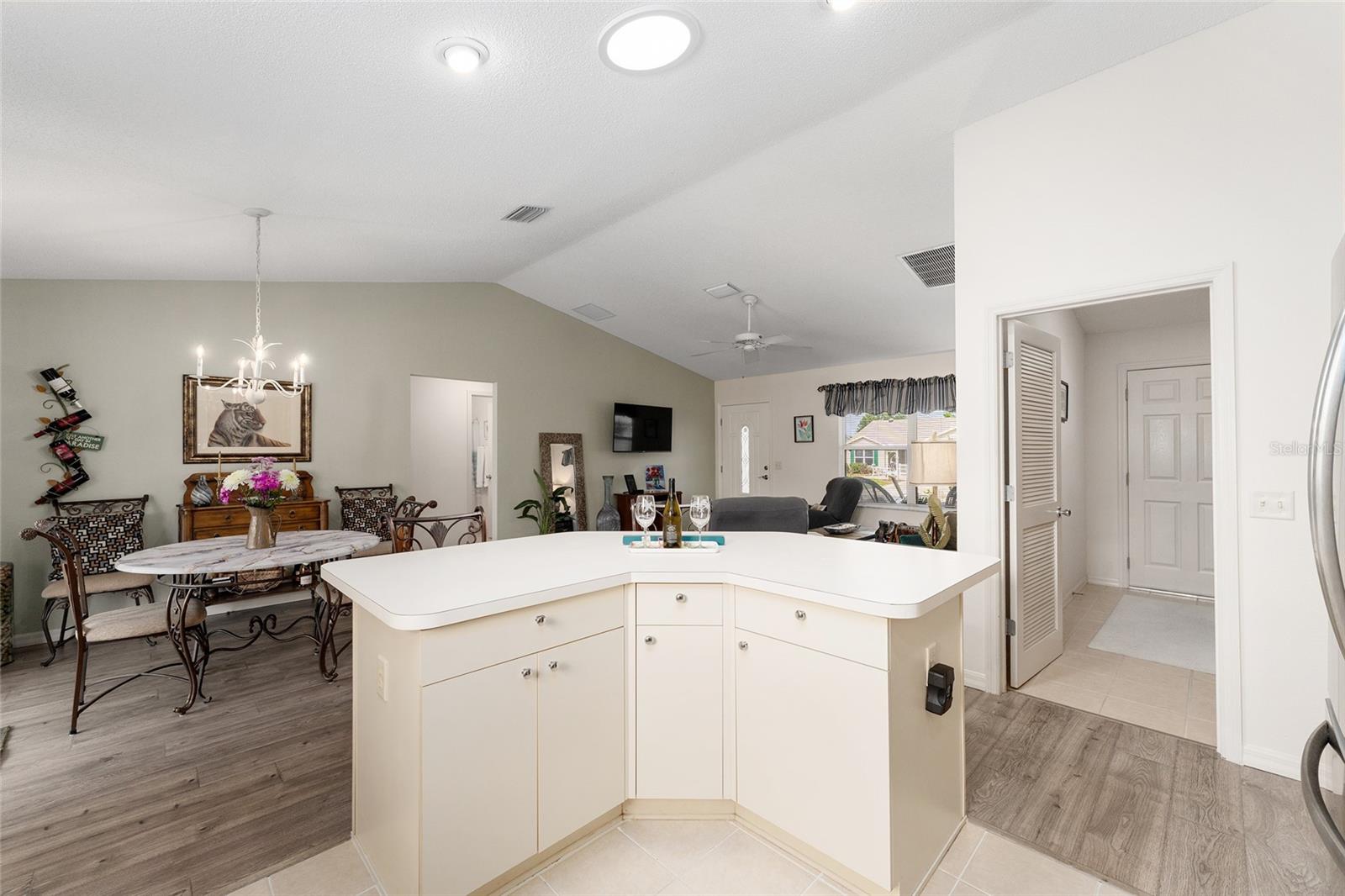 Image 21 of 53 For 965 Eastmont Court