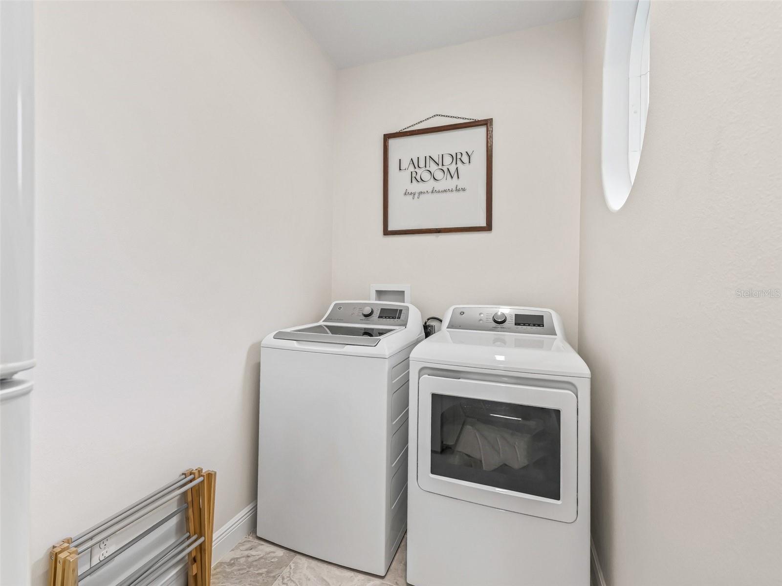 Image 16 of 52 For 563 Dowling Circle