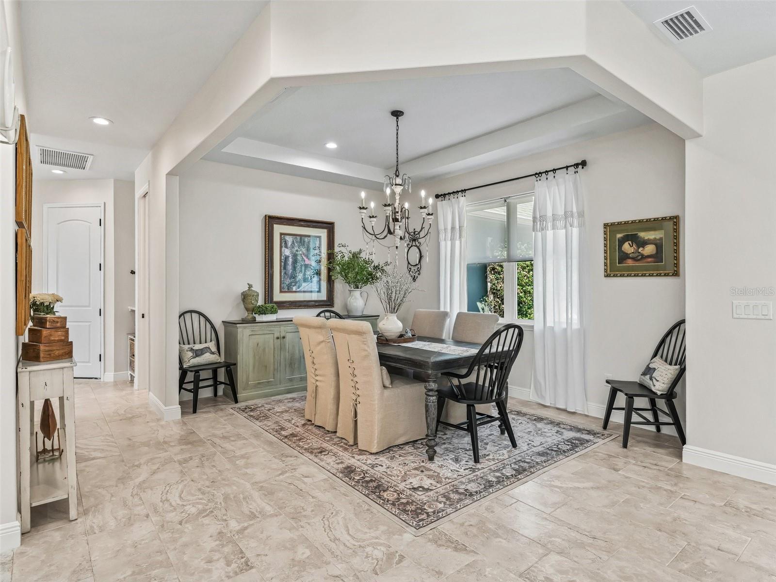 Image 18 of 52 For 563 Dowling Circle