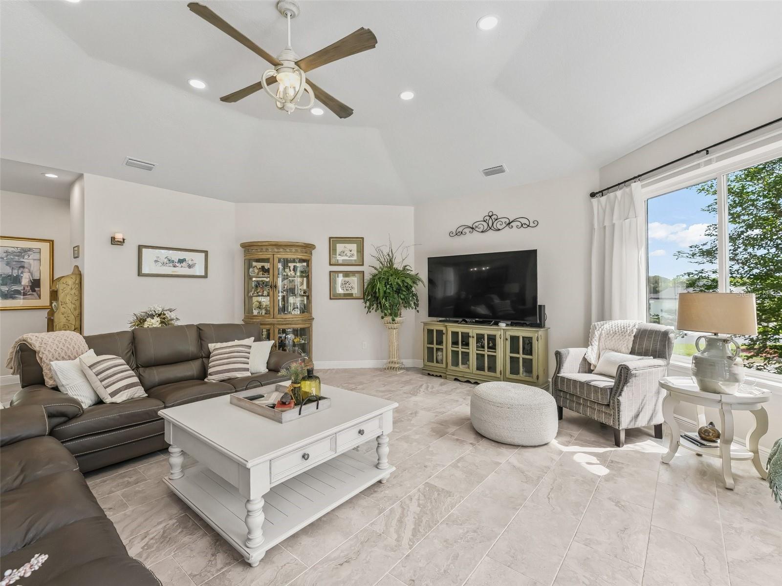 Image 24 of 52 For 563 Dowling Circle