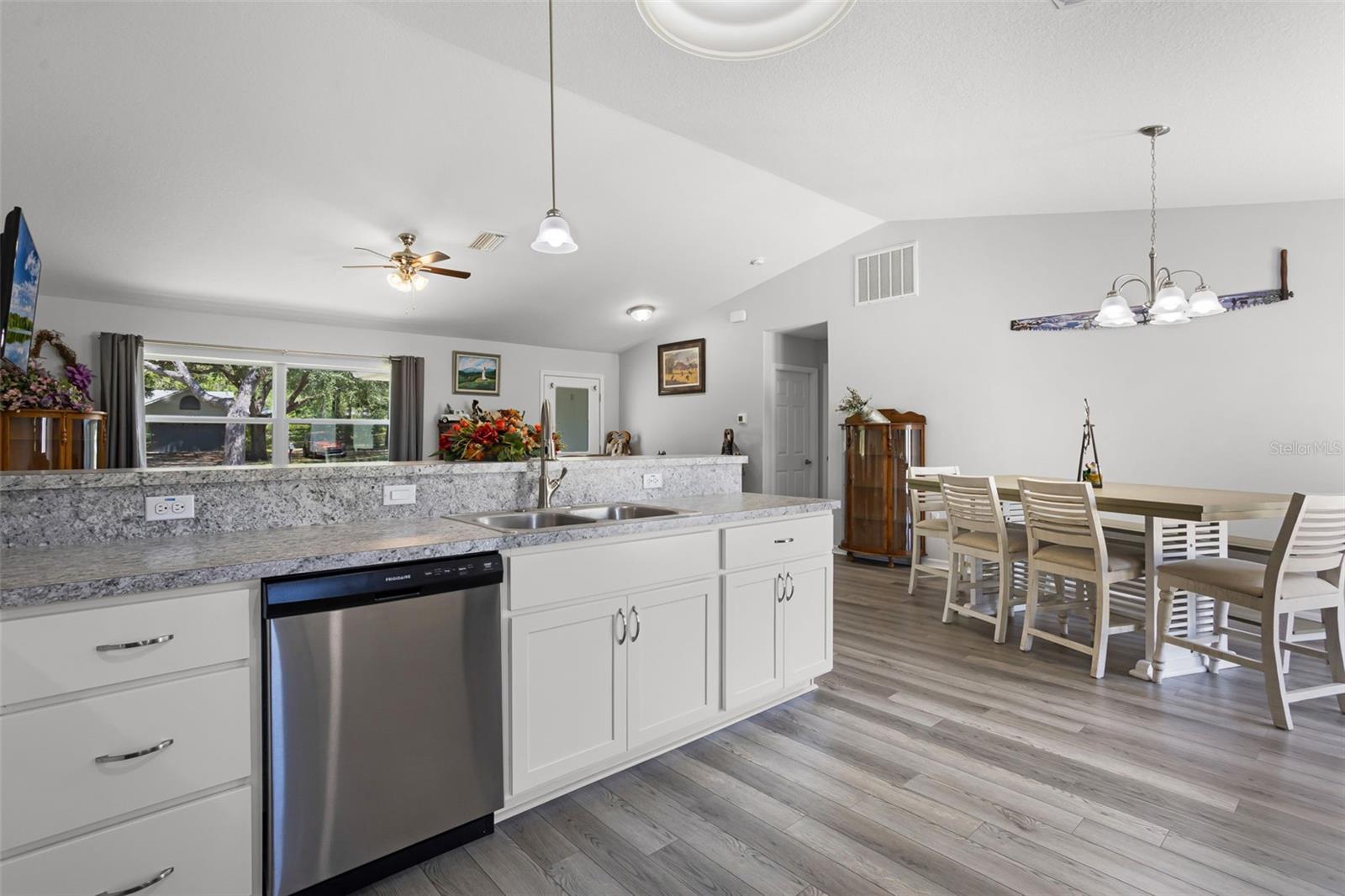 Listing photo id 11 for 12200 Gladiolus Point
