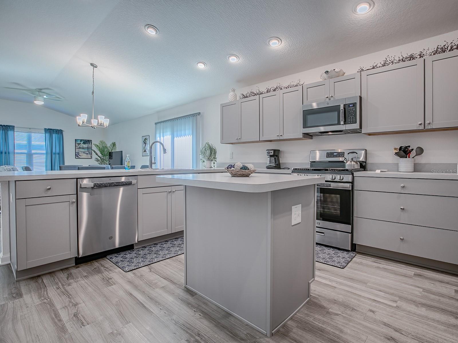 Image 14 of 57 For 865 Conroe Street