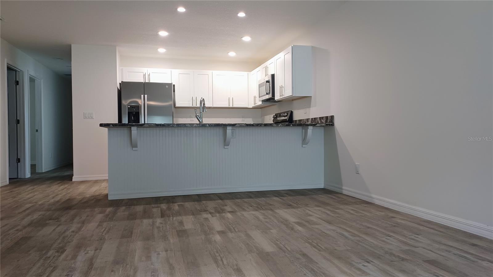 Listing photo id 0 for 435 Woodview Drive