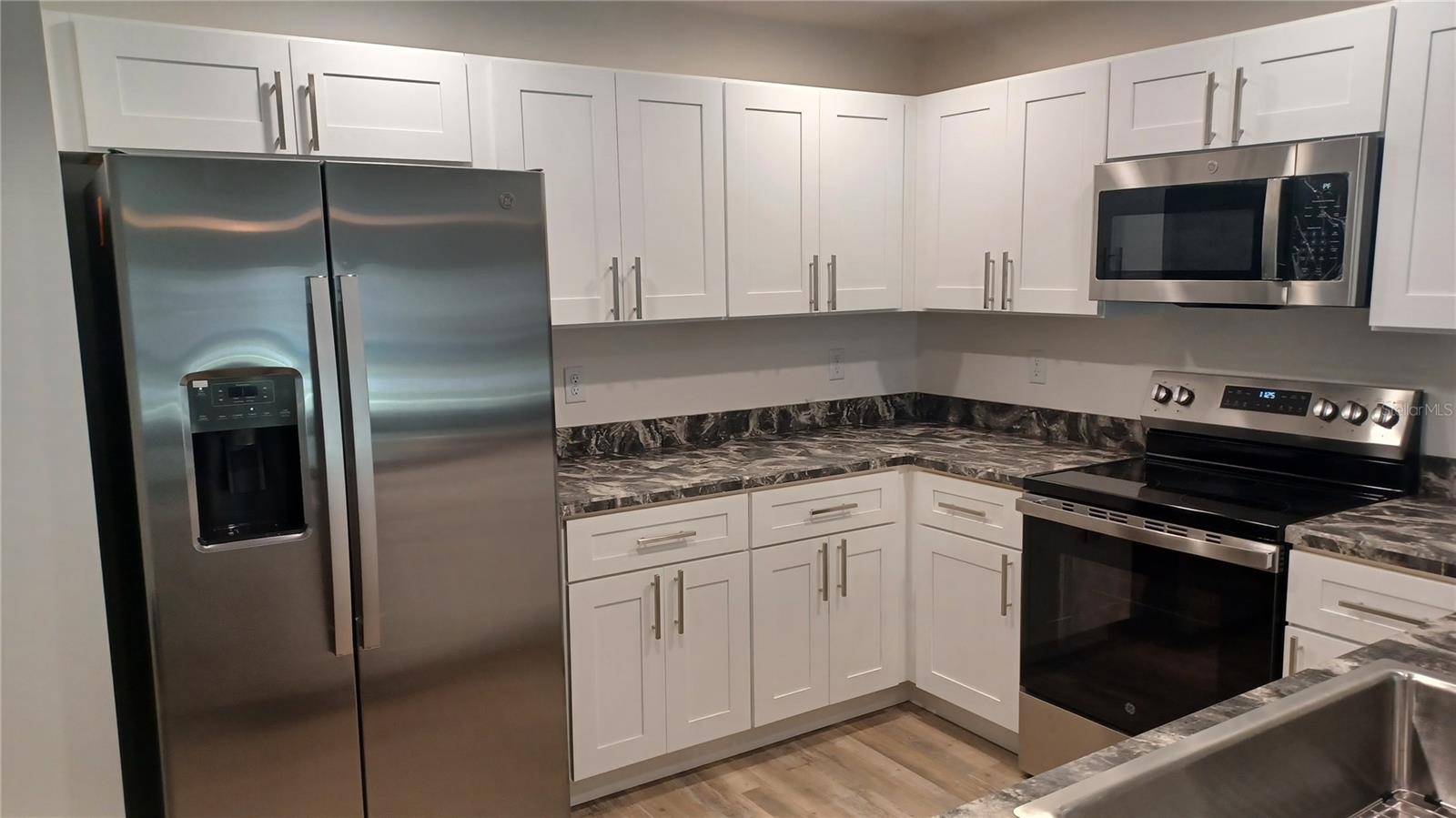 Listing photo id 1 for 435 Woodview Drive