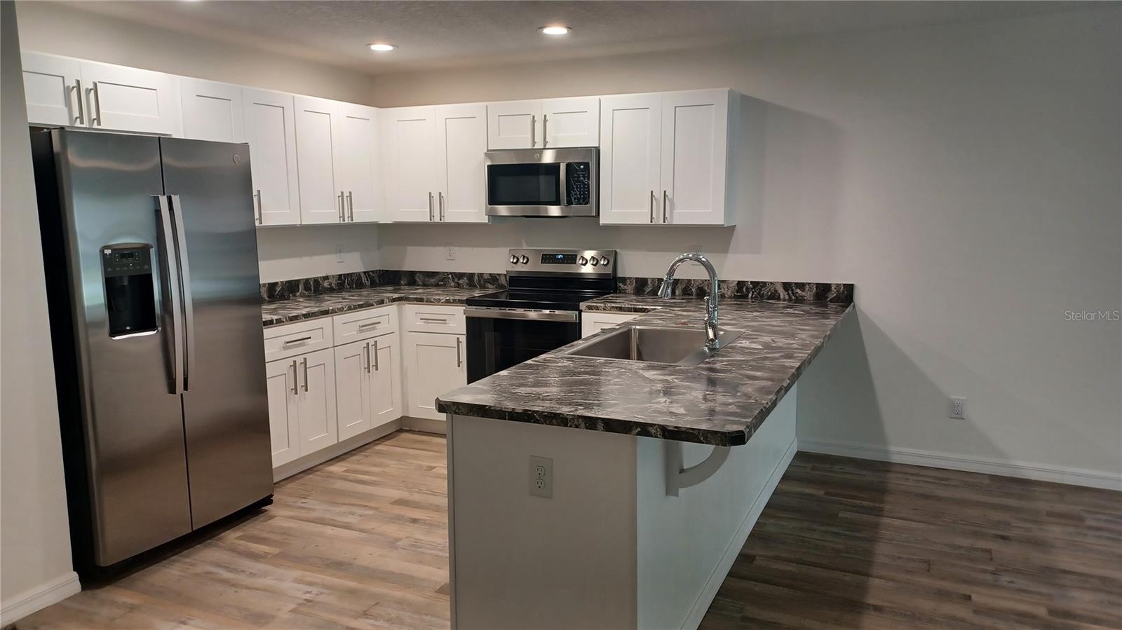 Listing photo id 2 for 435 Woodview Drive