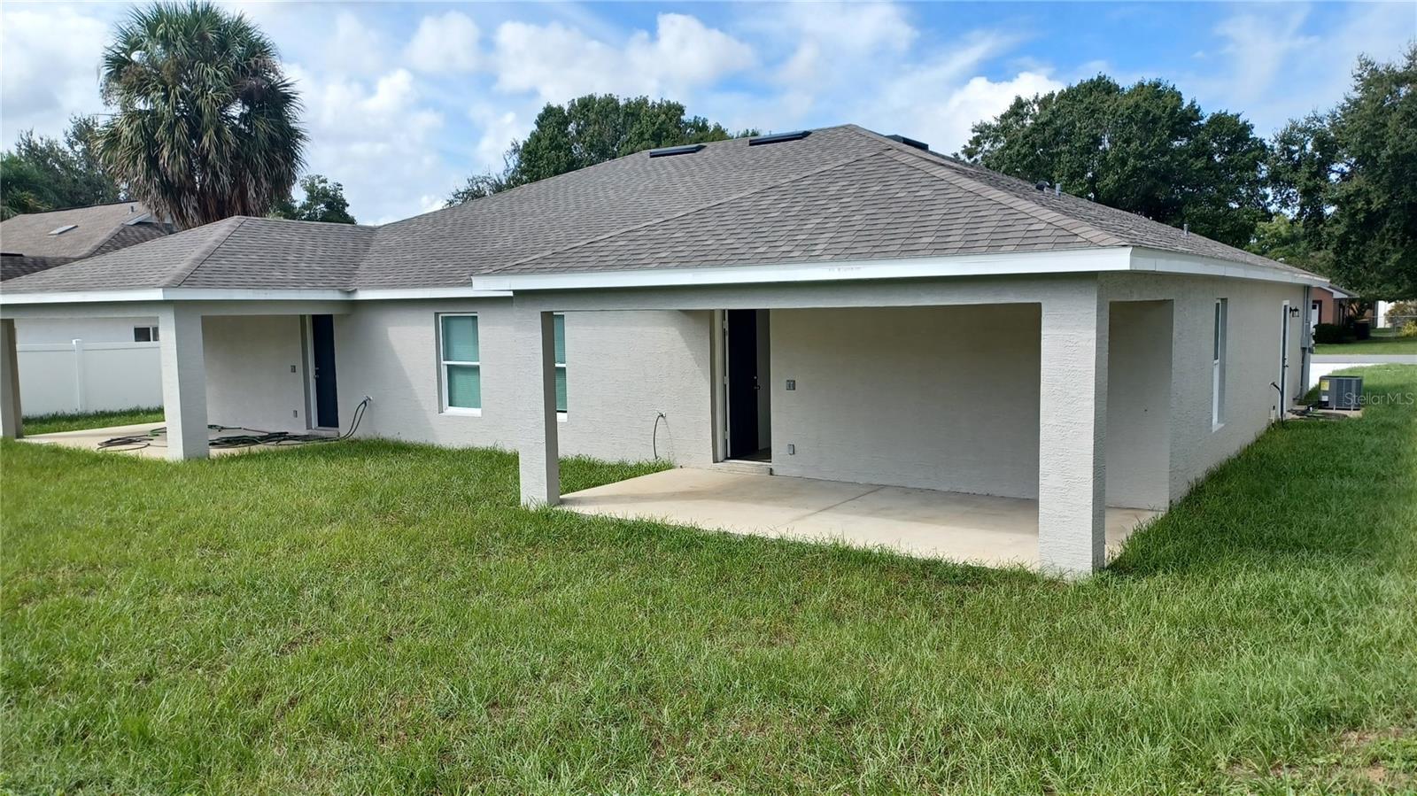 Listing photo id 3 for 435 Woodview Drive