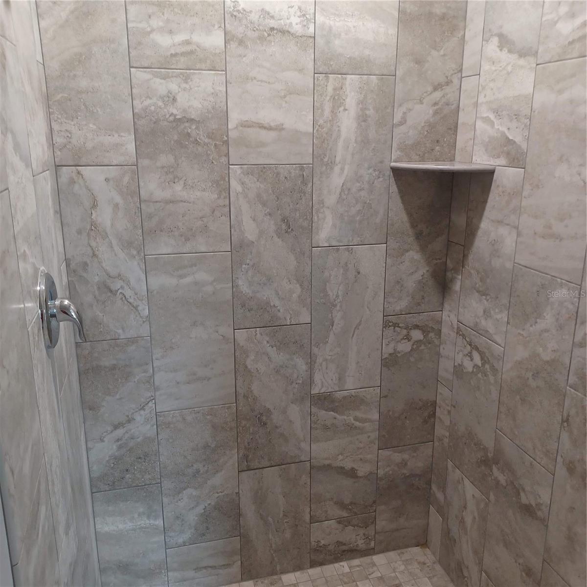 Listing photo id 4 for 435 Woodview Drive