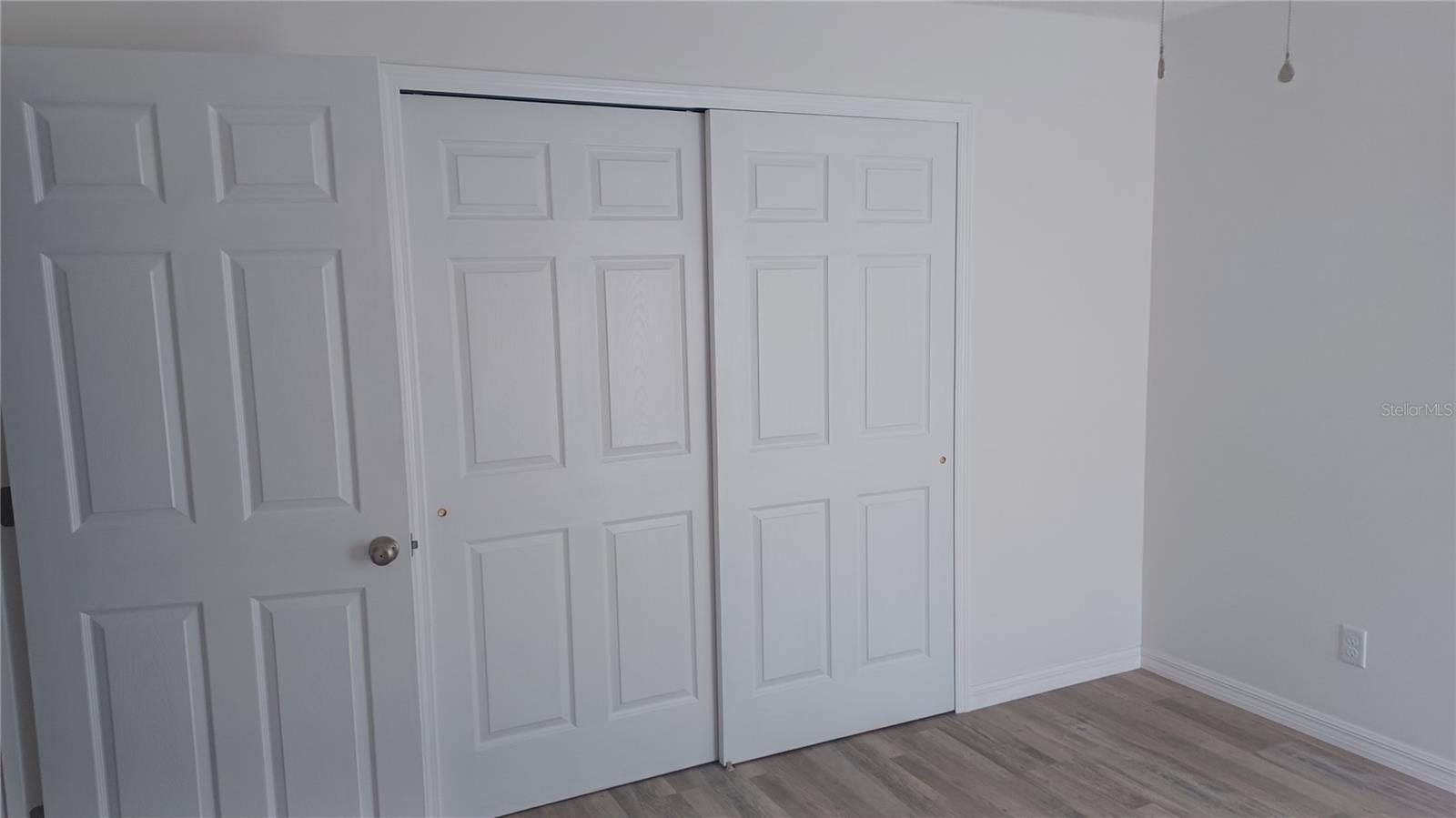 Listing photo id 5 for 435 Woodview Drive