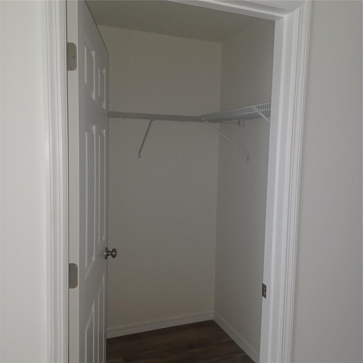 Listing photo id 6 for 435 Woodview Drive