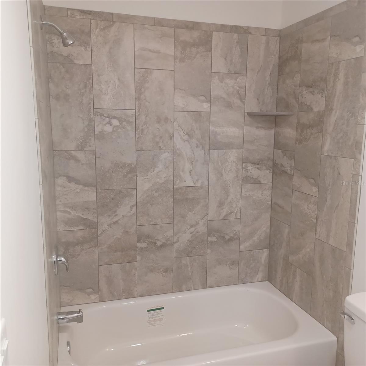 Listing photo id 7 for 435 Woodview Drive