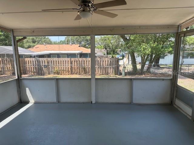 Listing photo id 3 for 7169 Holiday Drive