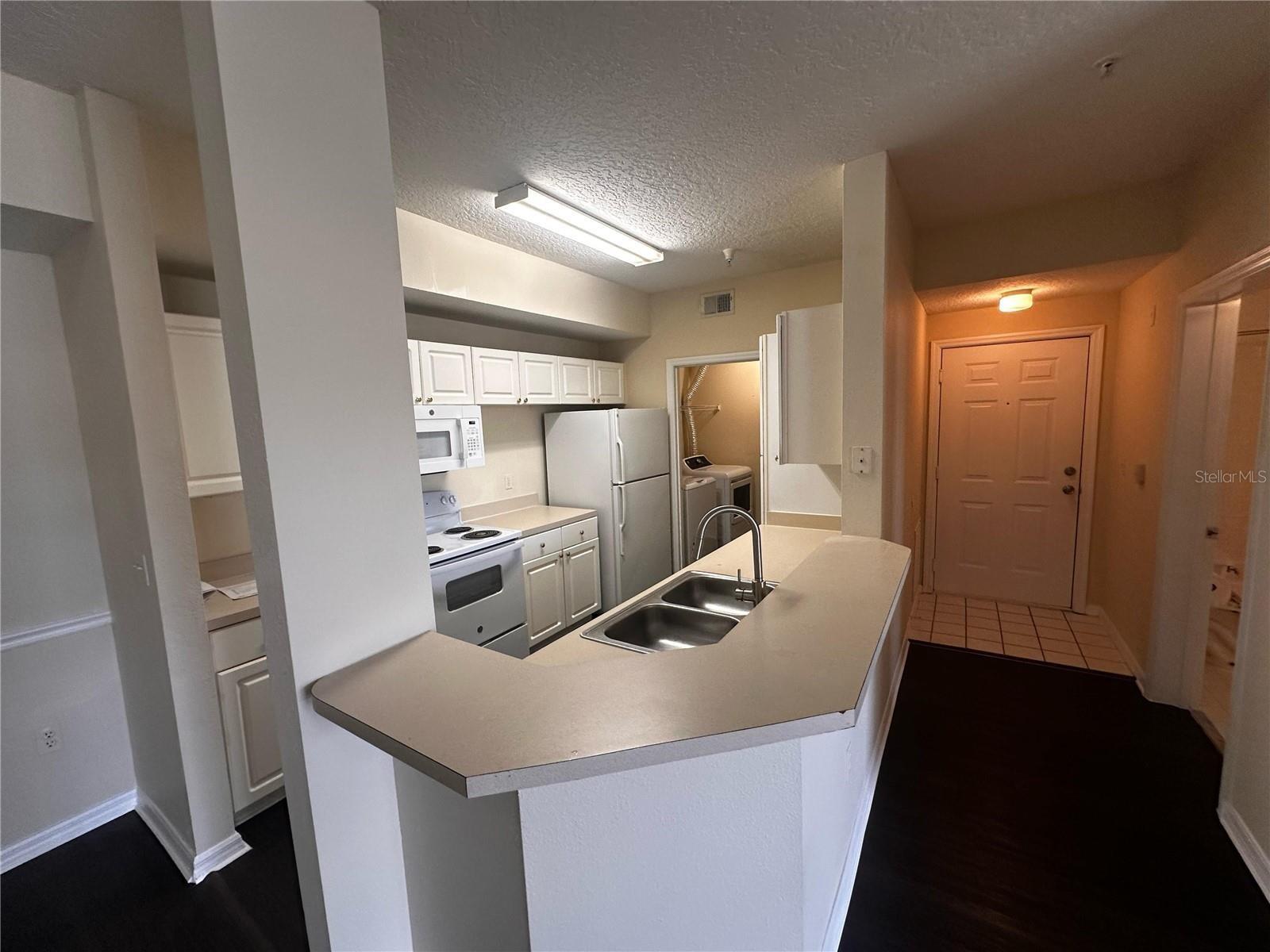 Image 18 of 42 For 5560 Metrowest Boulevard 3-204