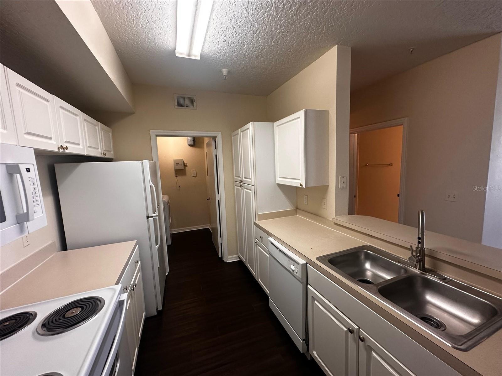 Image 21 of 42 For 5560 Metrowest Boulevard 3-204