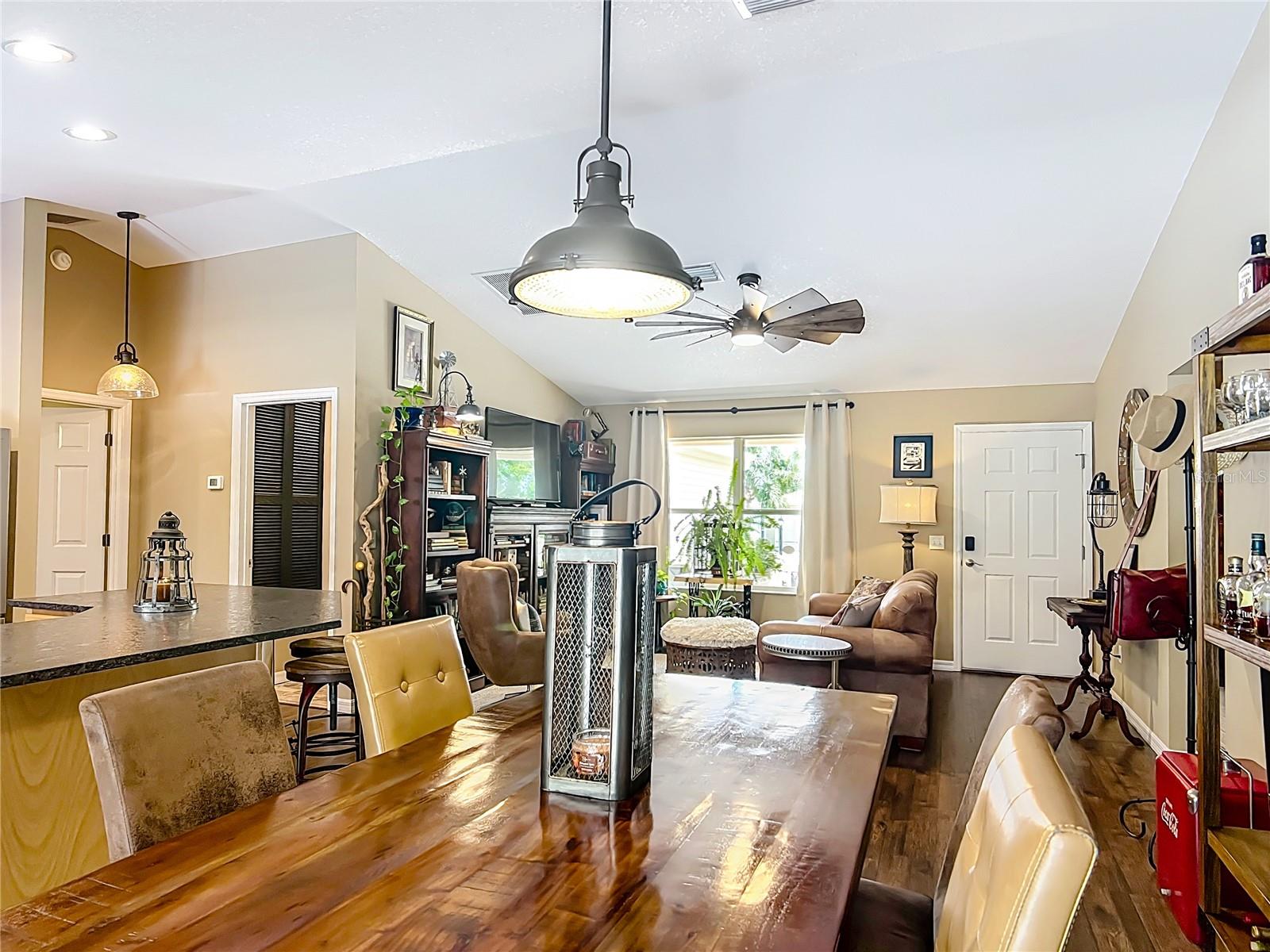 Listing photo id 11 for 750 Eden Place