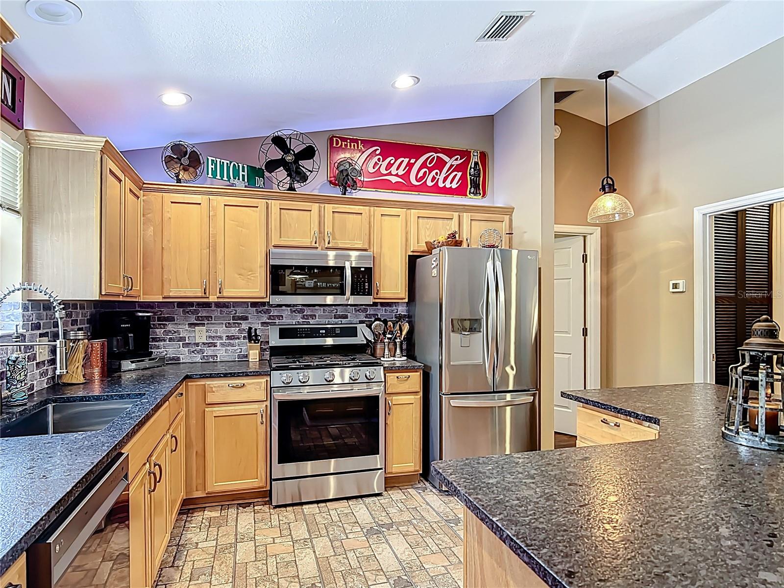 Listing photo id 12 for 750 Eden Place