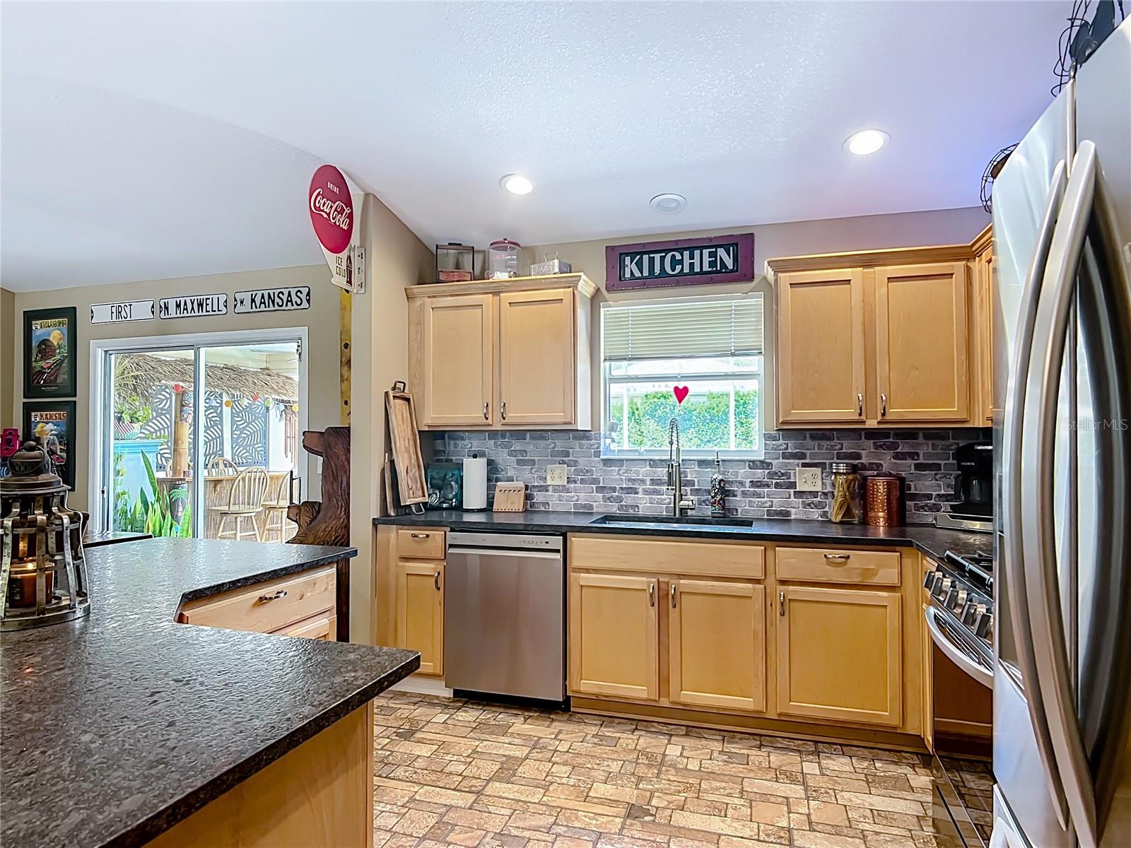 Listing photo id 13 for 750 Eden Place