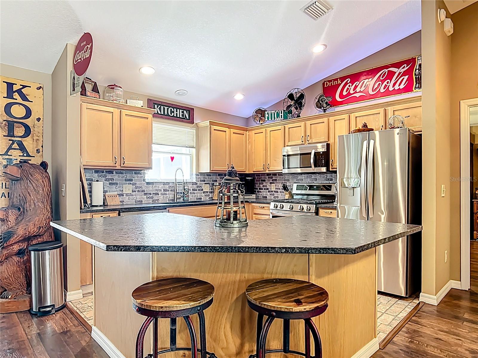 Listing photo id 14 for 750 Eden Place