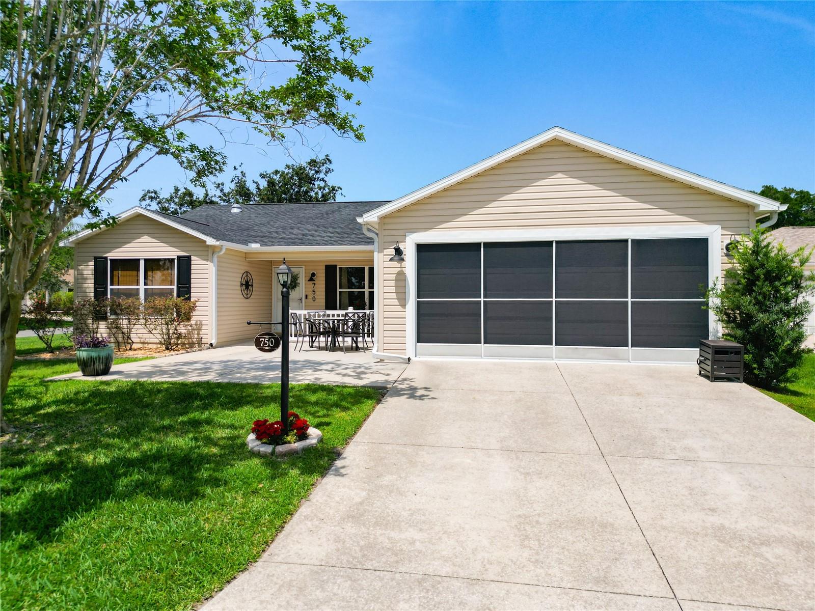 Listing photo id 2 for 750 Eden Place