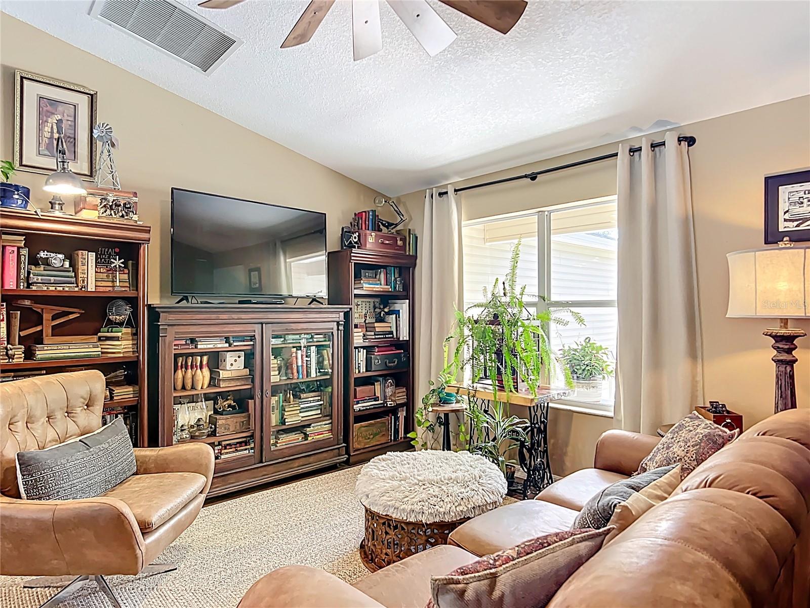 Listing photo id 5 for 750 Eden Place