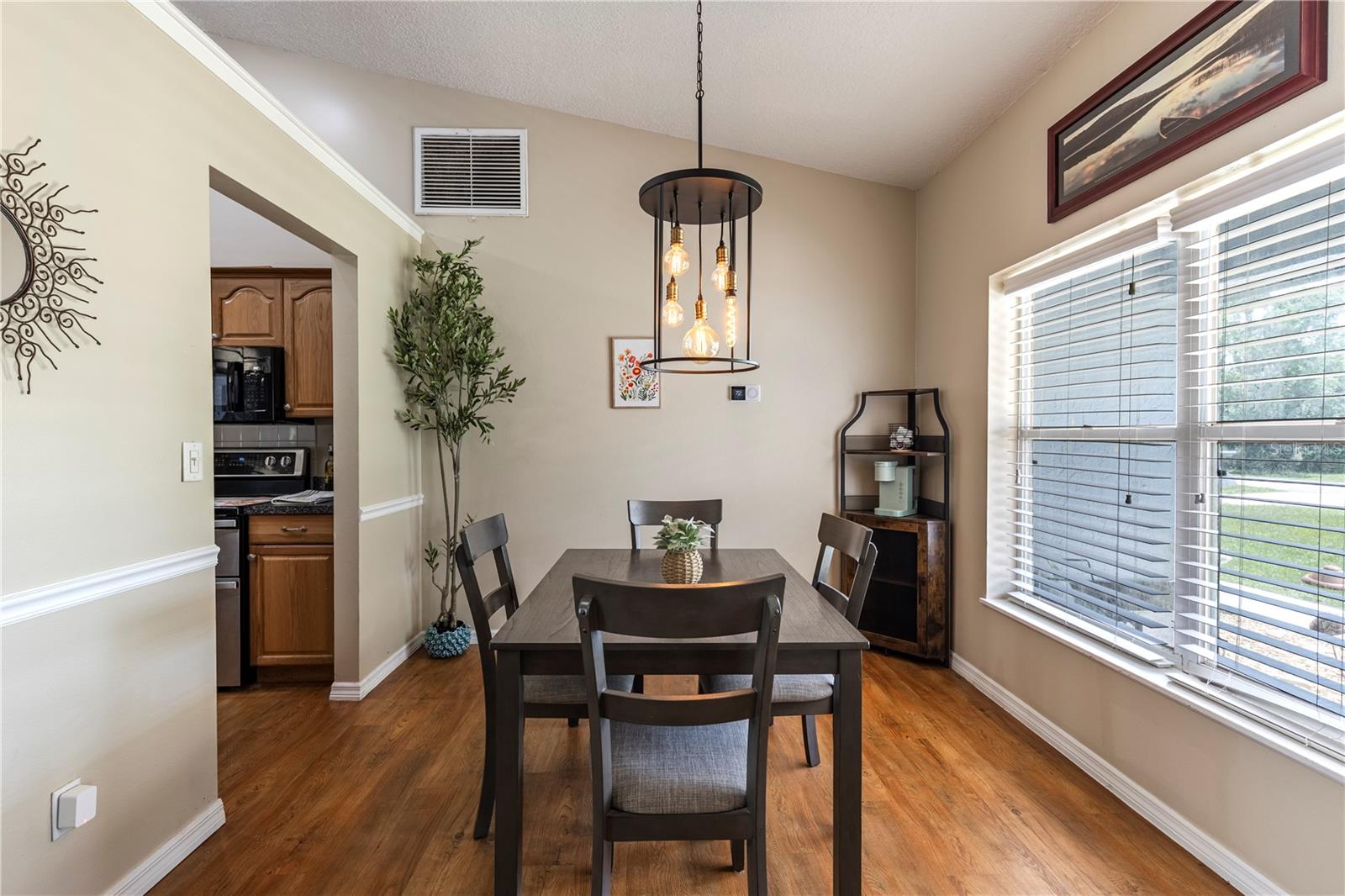 Image 12 of 61 For 5521 Oak Street