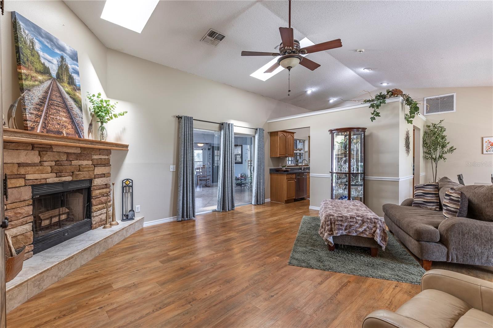 Image 18 of 61 For 5521 Oak Street