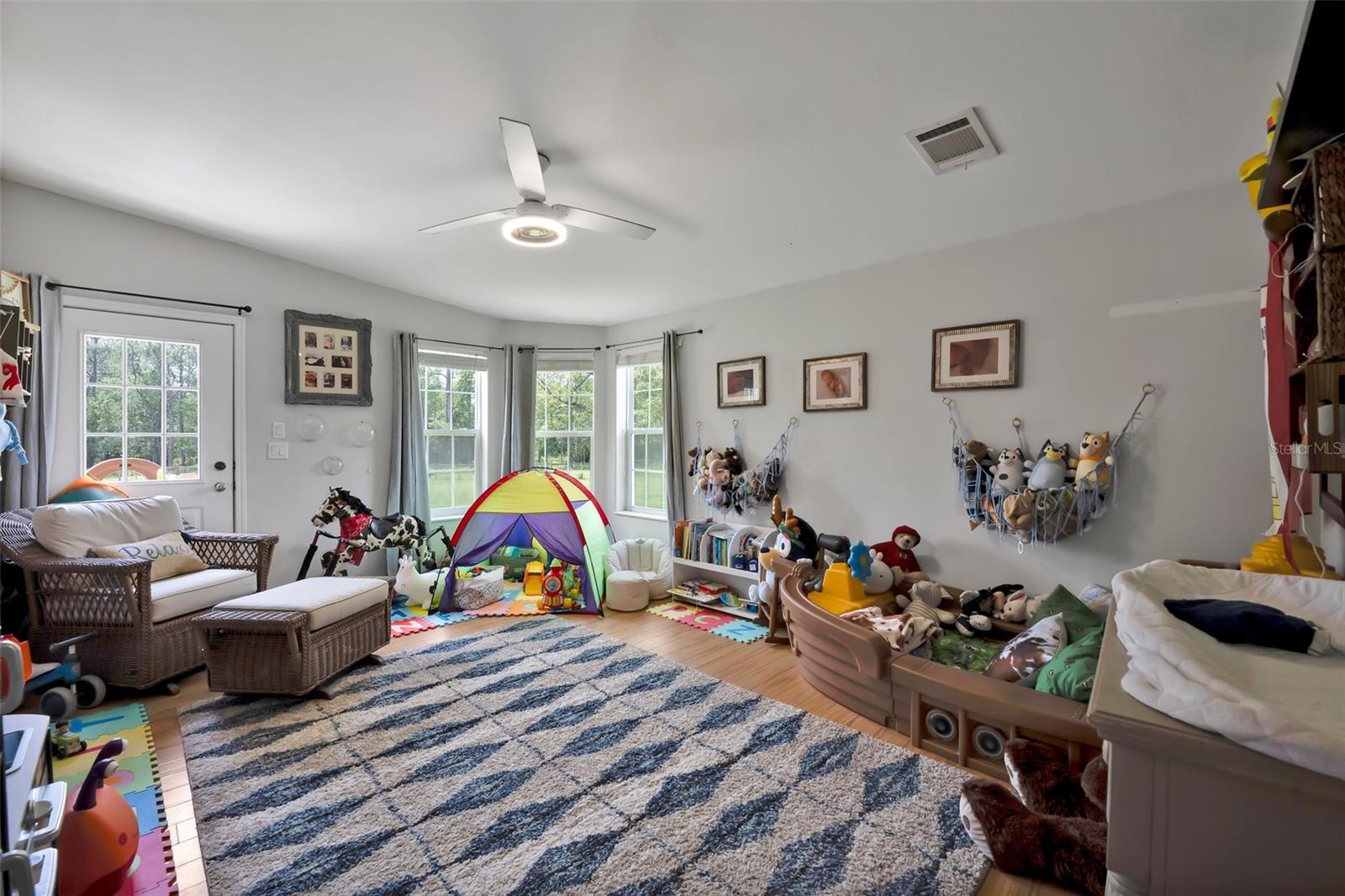 Image 8 of 75 For 21320 Paradise Way
