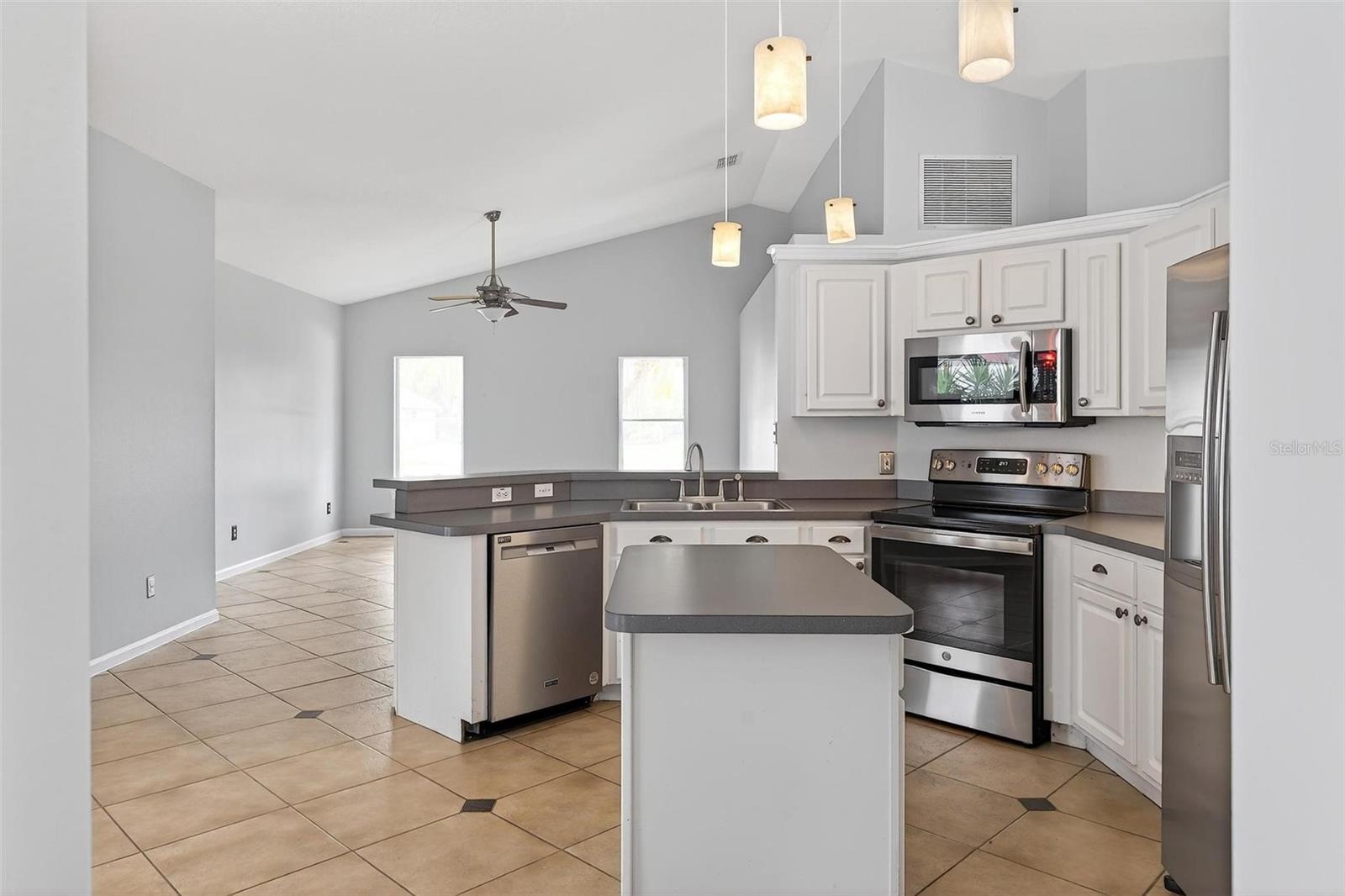 Image 16 of 78 For 2705 Bayview Dr