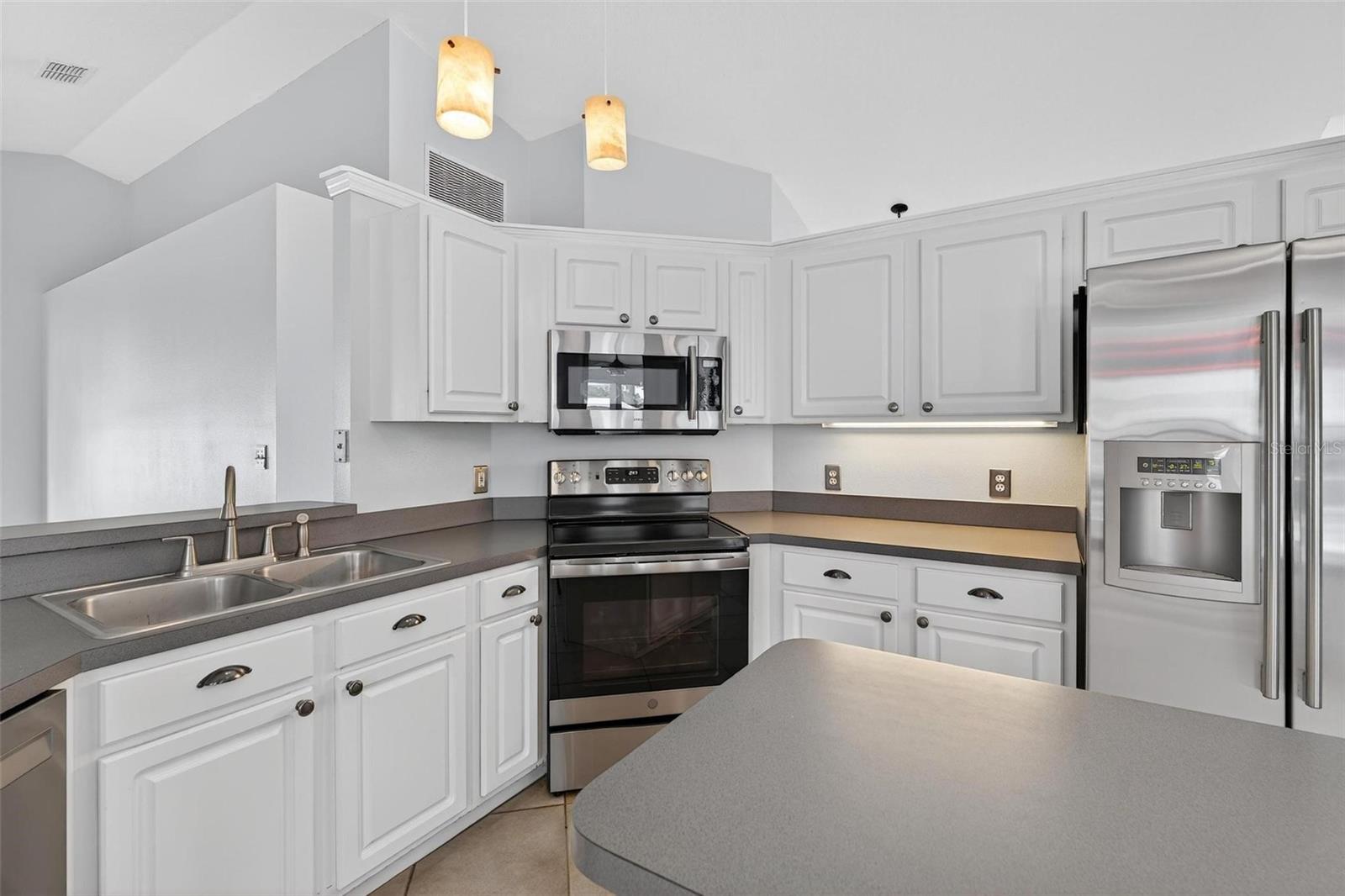 Image 18 of 78 For 2705 Bayview Dr
