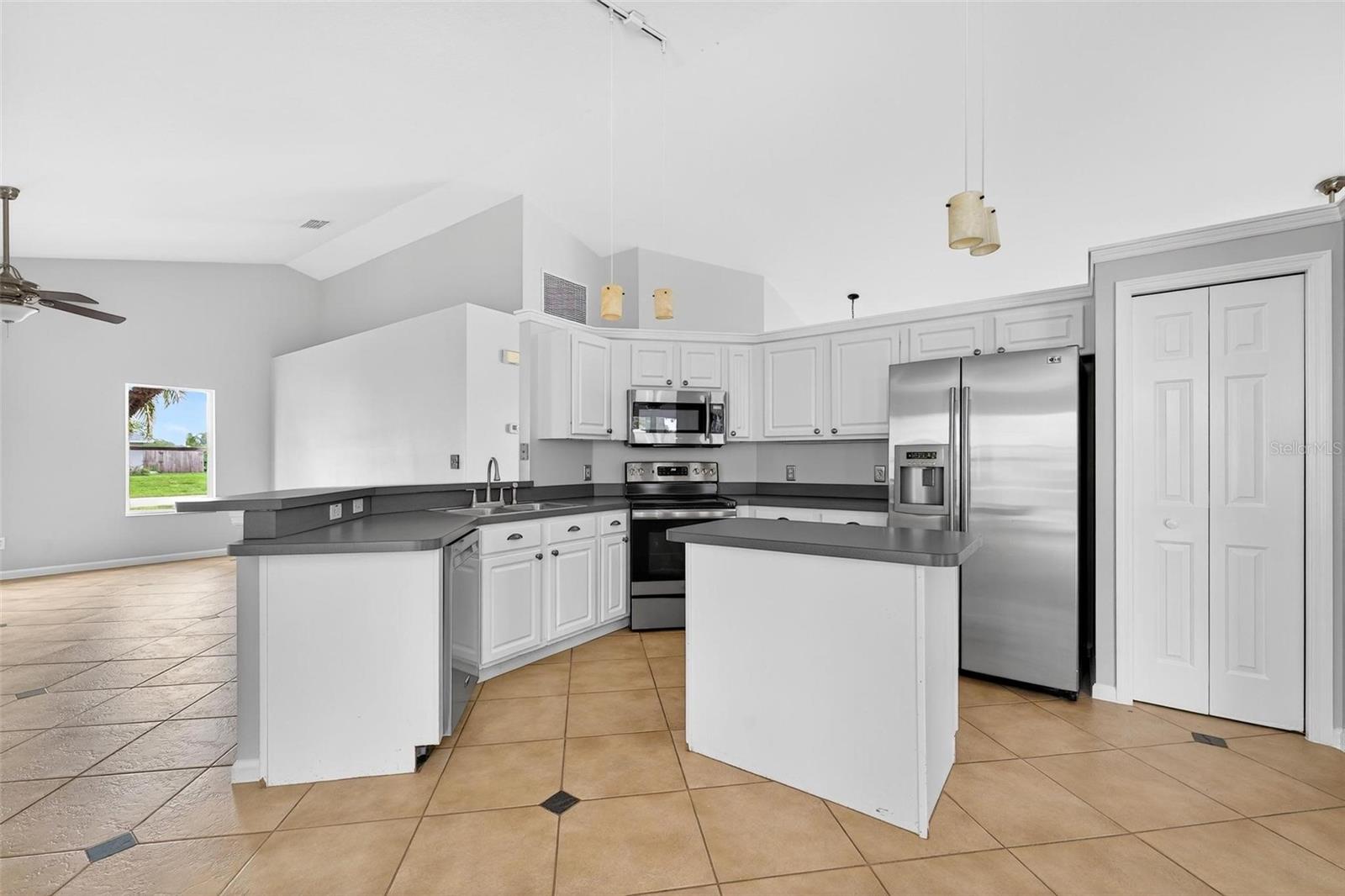 Image 4 of 78 For 2705 Bayview Dr
