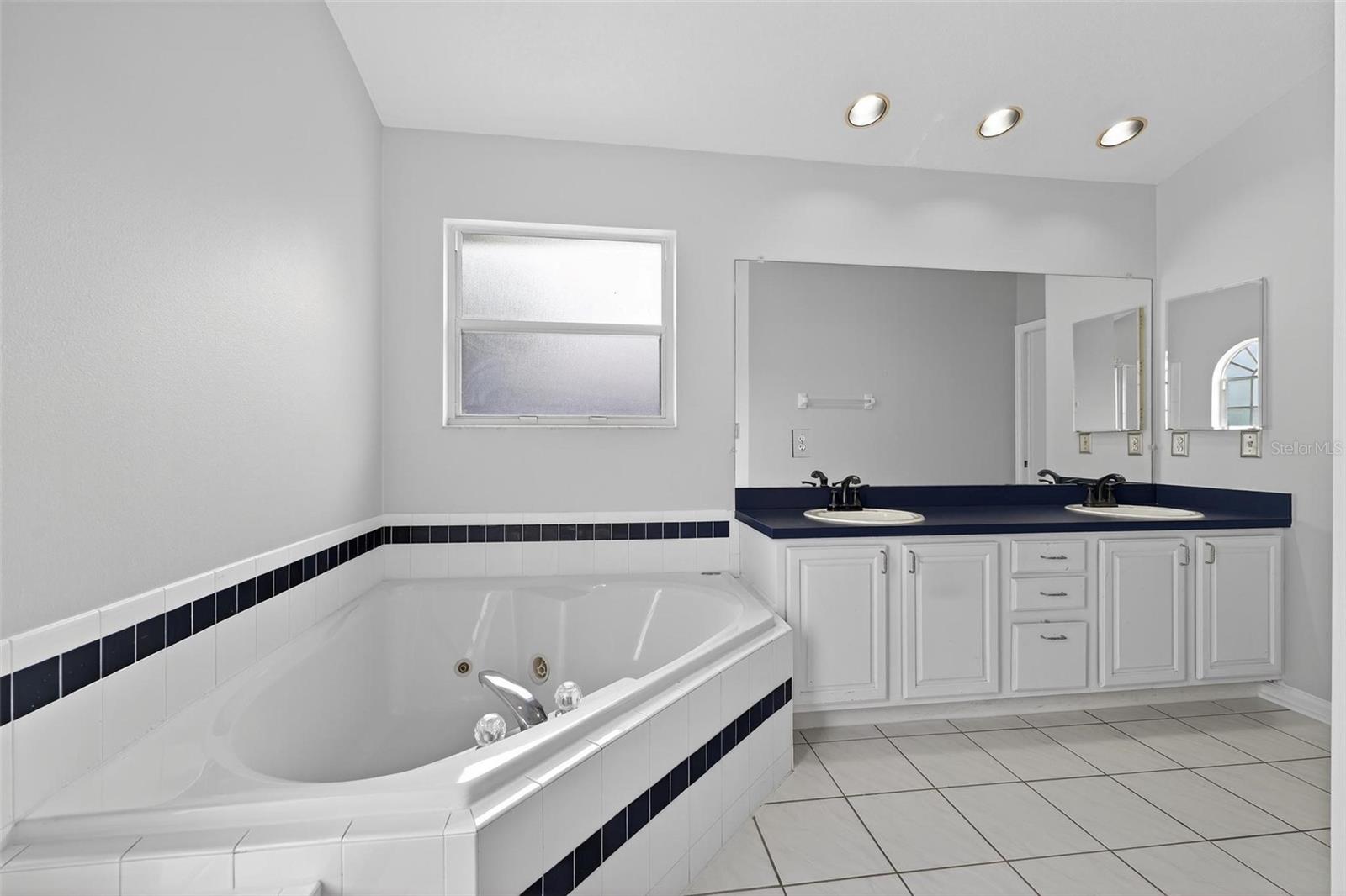 Image 5 of 78 For 2705 Bayview Dr