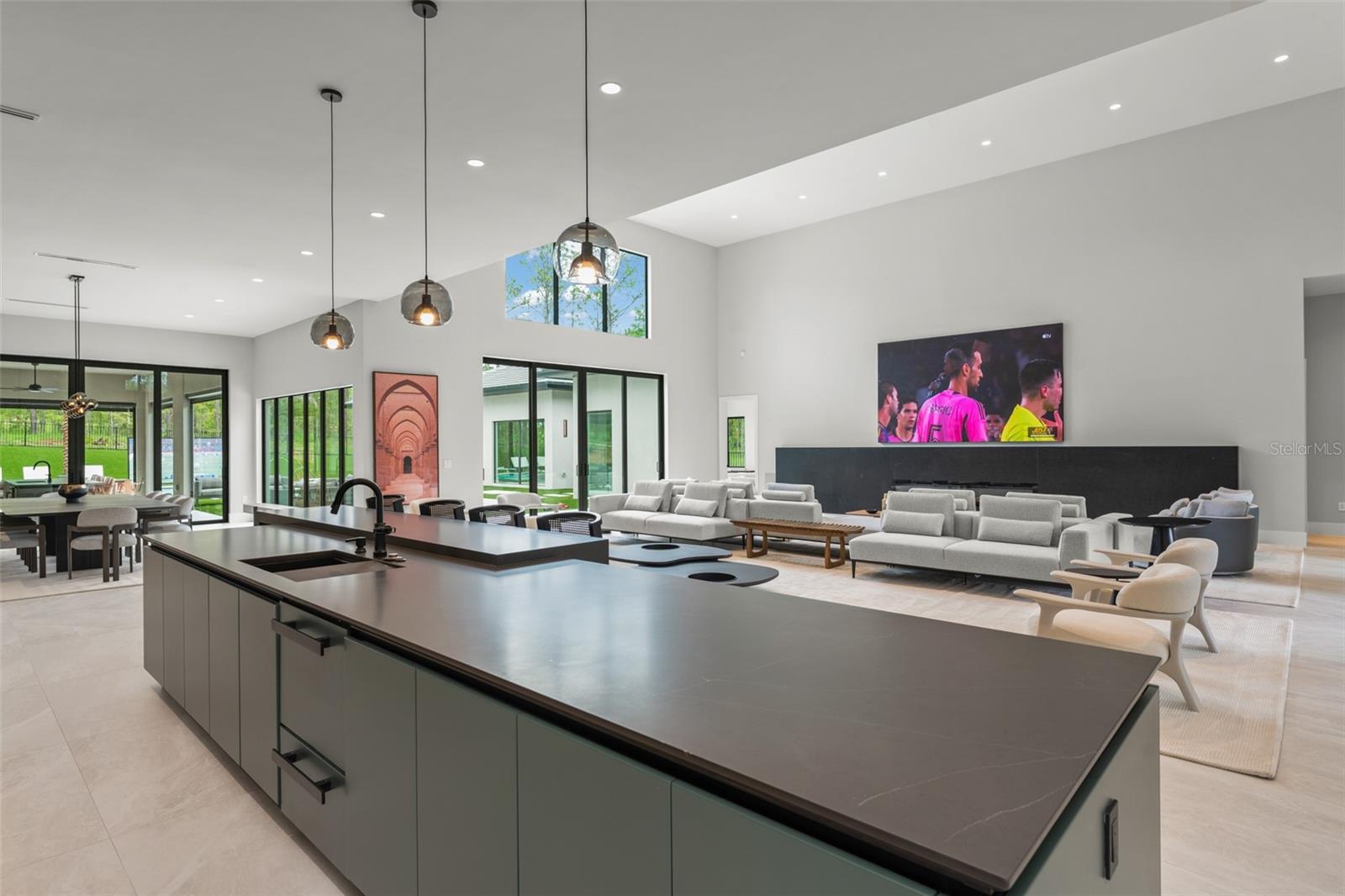 Listing photo id 11 for 16320 Pendio Drive