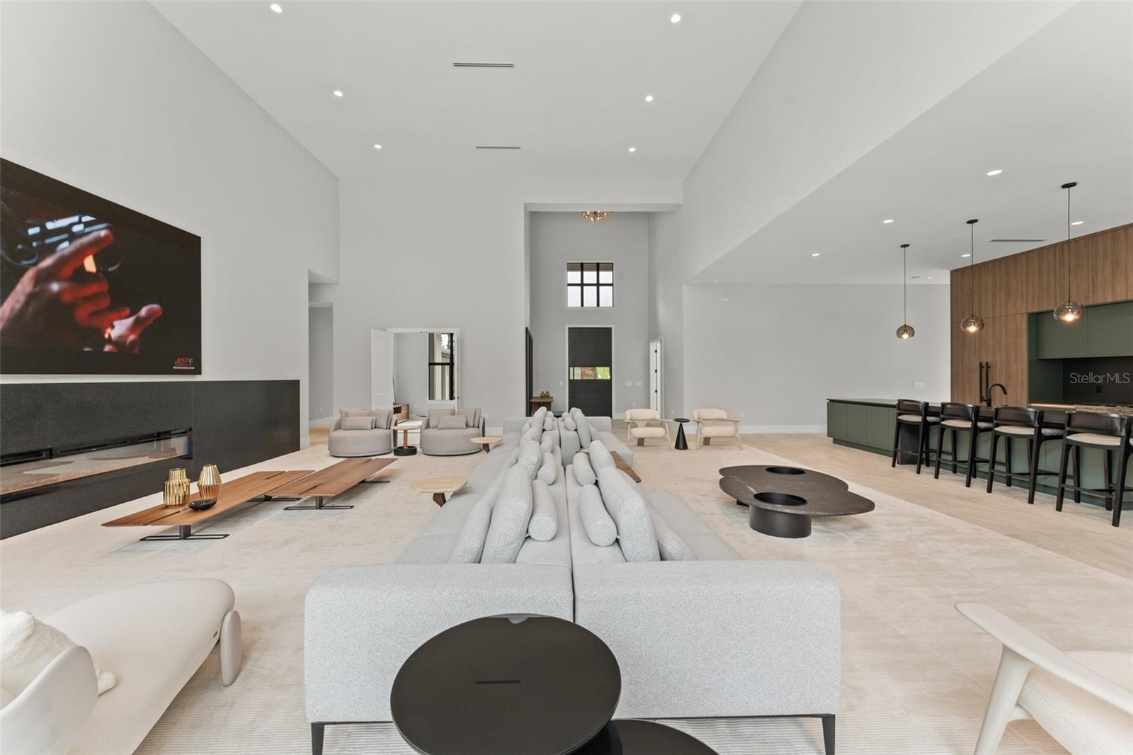 Listing photo id 4 for 16320 Pendio Drive