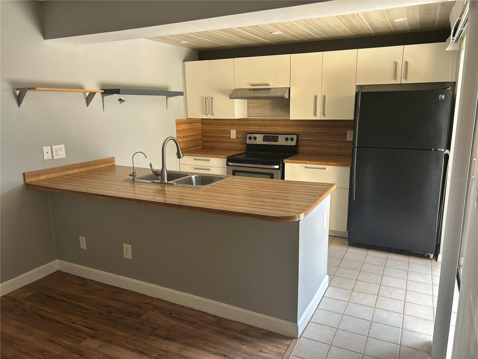 Image 2 of 14 For 2946 Poplar Avenue