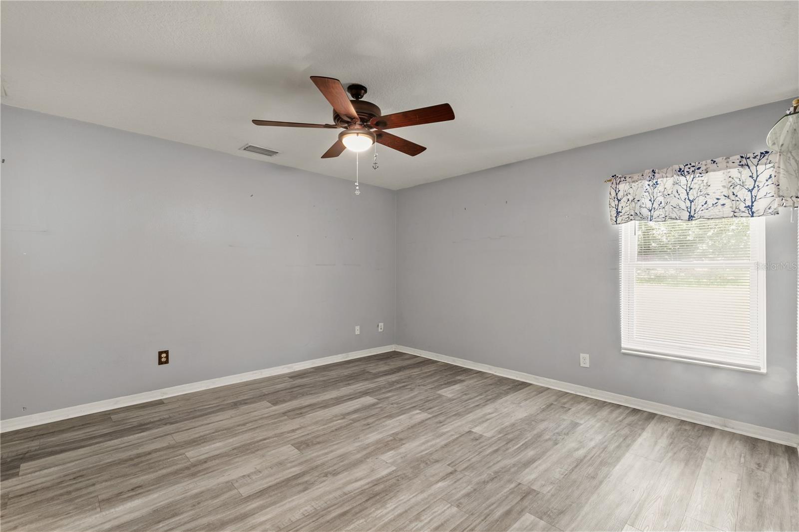 Image 17 of 39 For 26917 White Plains Way