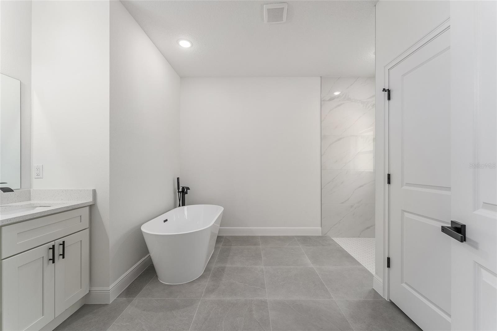 Listing photo id 27 for 1809 Linden Drive