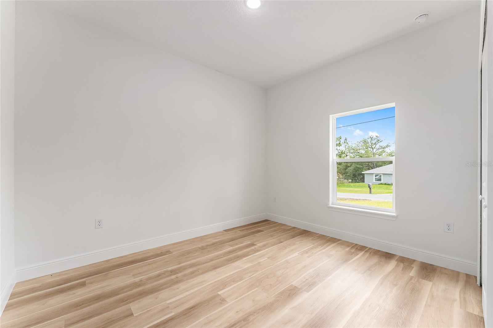 Listing photo id 29 for 1809 Linden Drive