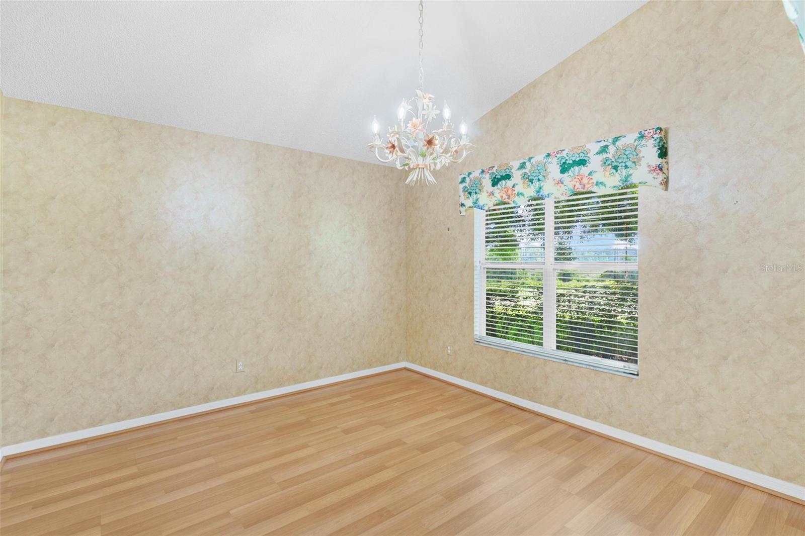 Image 15 of 33 For 25025 Cranes Roost Circle