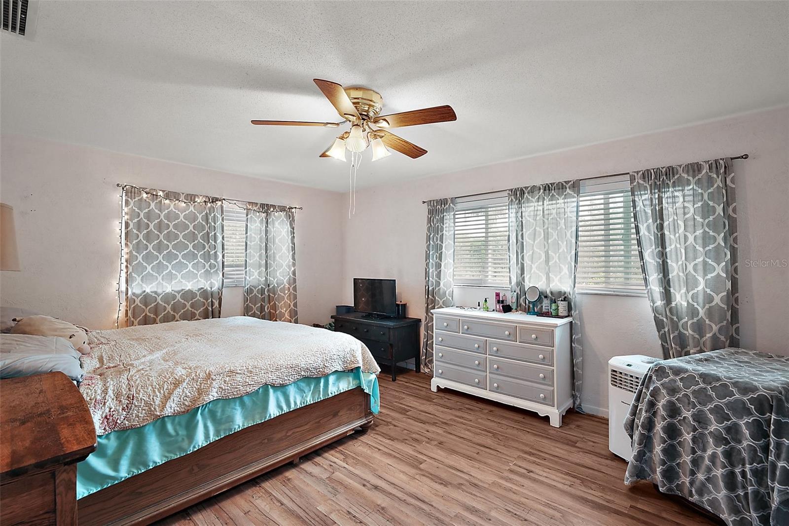 Image 22 of 41 For 27212 Orange Avenue