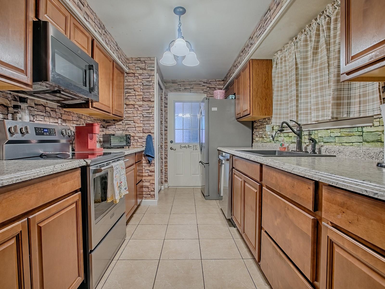 Image 18 of 51 For 564 Lancaster Avenue