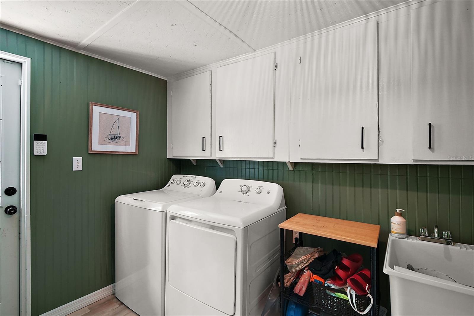 Image 24 of 43 For 126 E Beach St