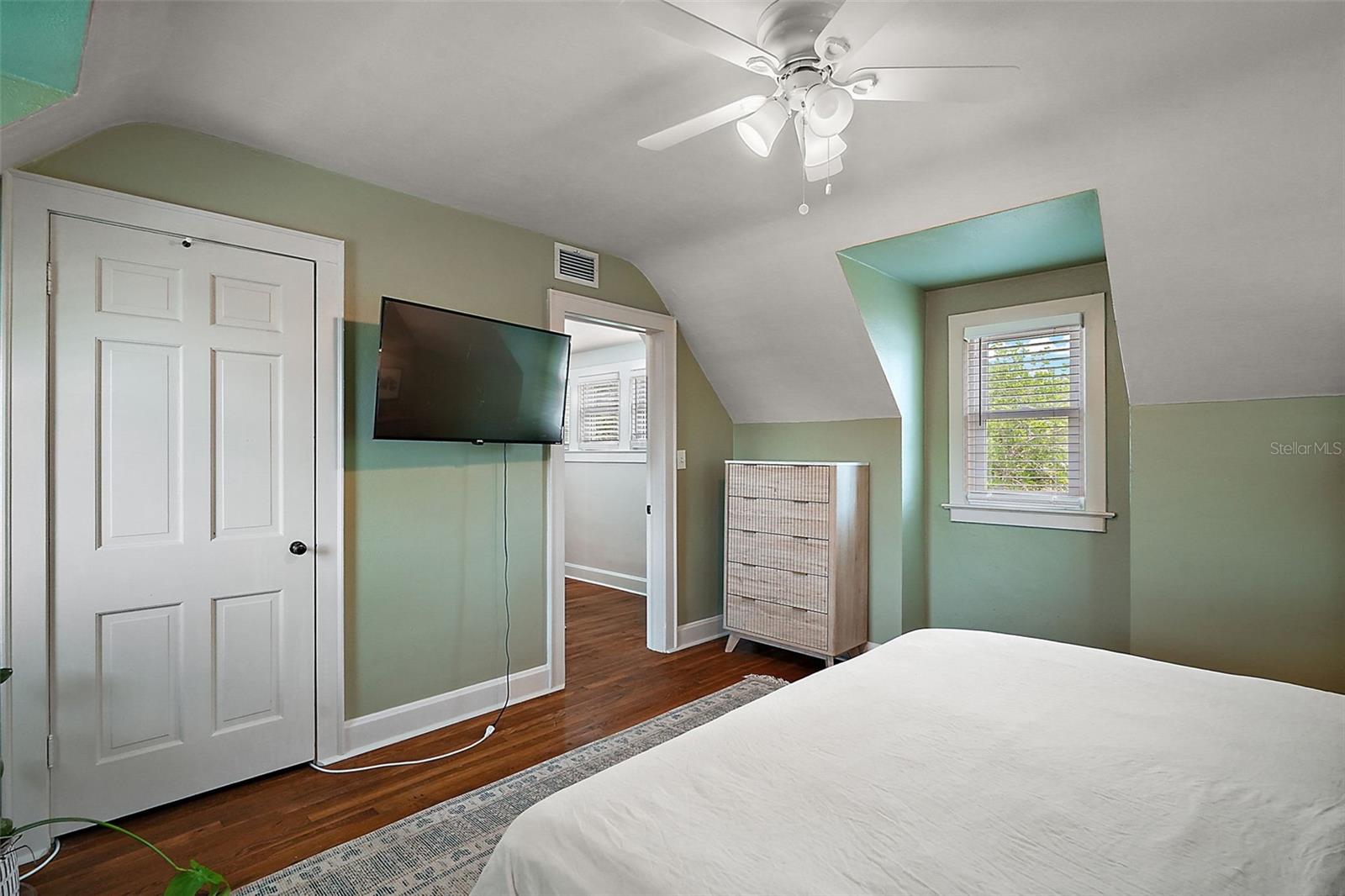 Image 30 of 43 For 126 E Beach St