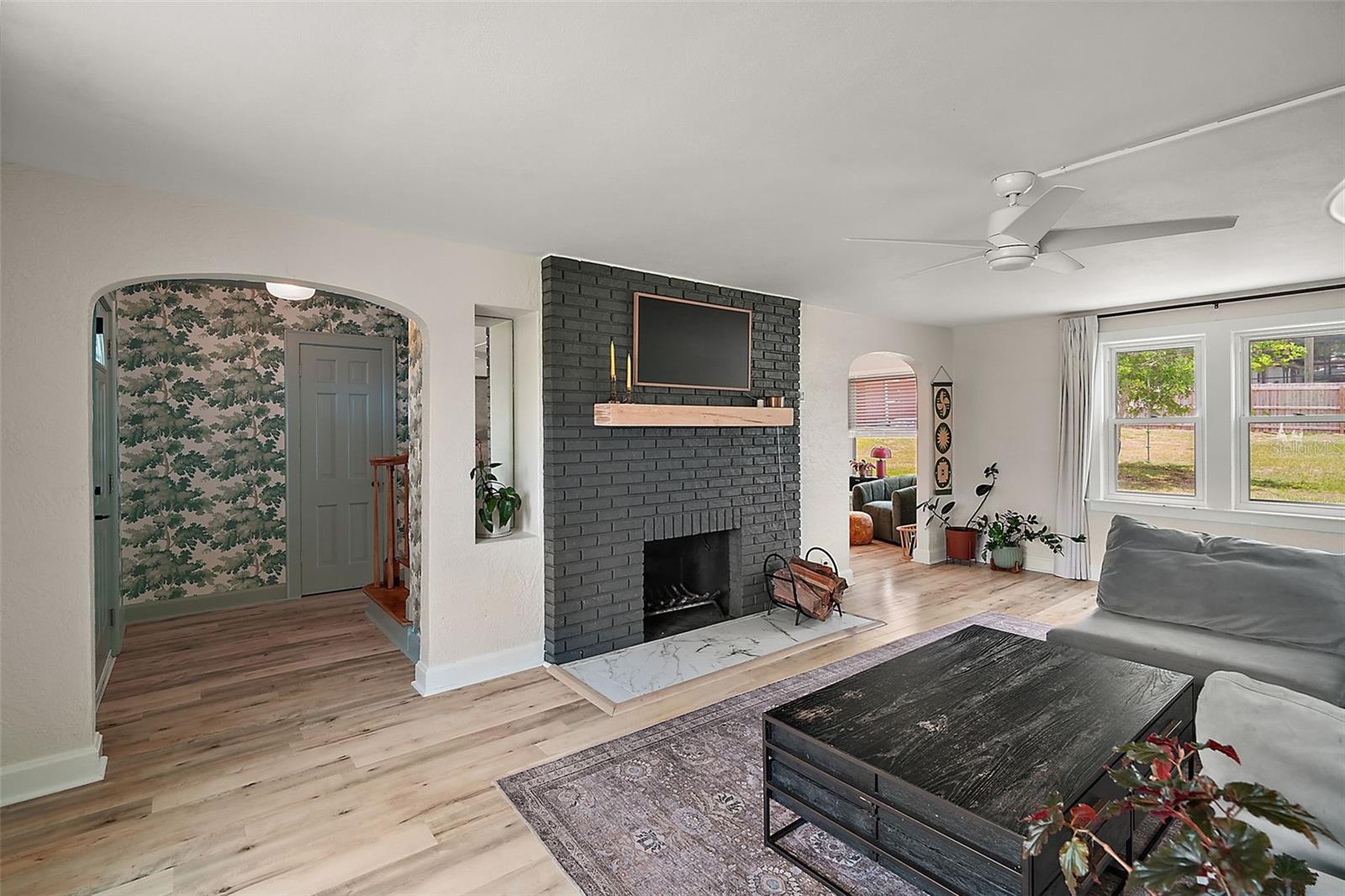 Image 5 of 43 For 126 E Beach St
