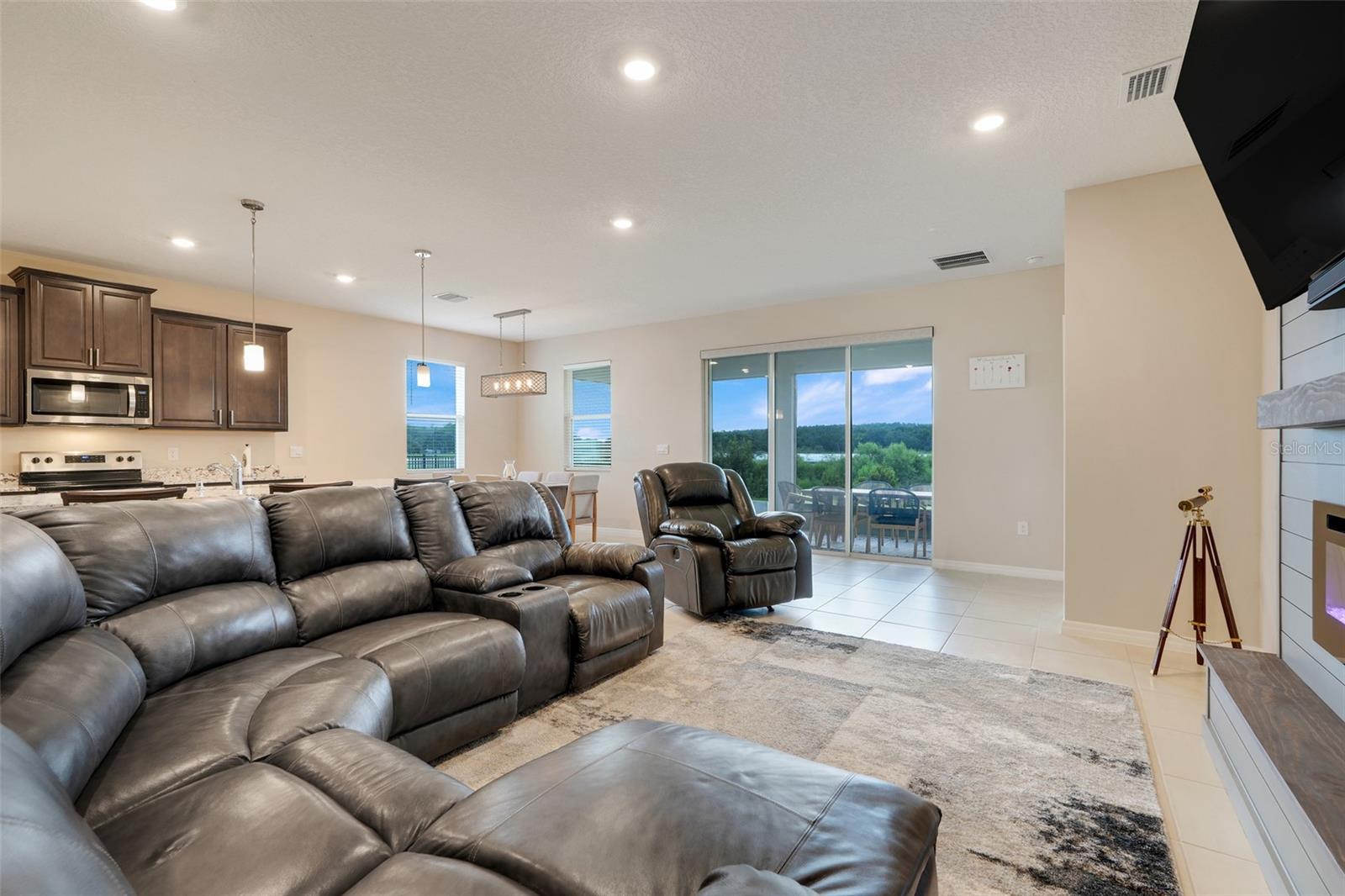 Listing photo id 11 for 13797 Wineberry Drive